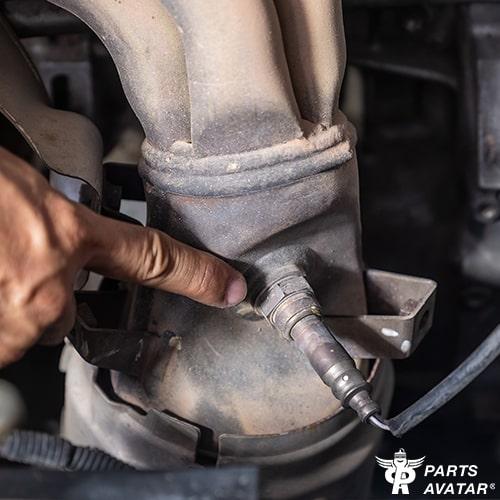 ultimate-catalytic-converter-buying-guide/images/with-or-without-oxygen-sensor-catalytic-converter-buying-guide-partsavatar.ca.jpeg